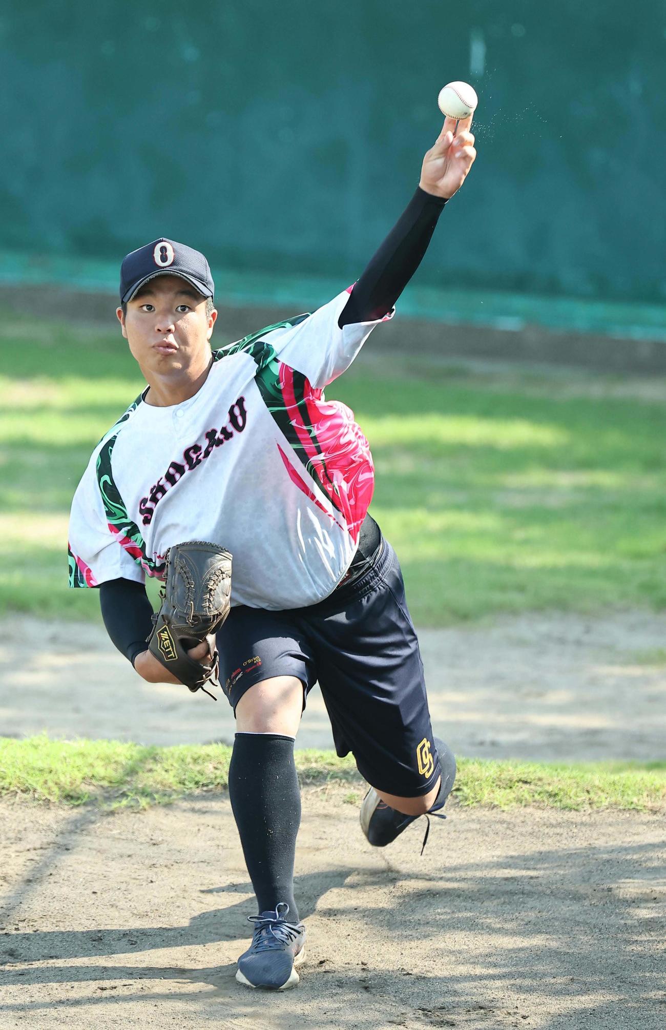 ブルペンで投球練習をする沖縄尚学・末吉（撮影・上田博志）