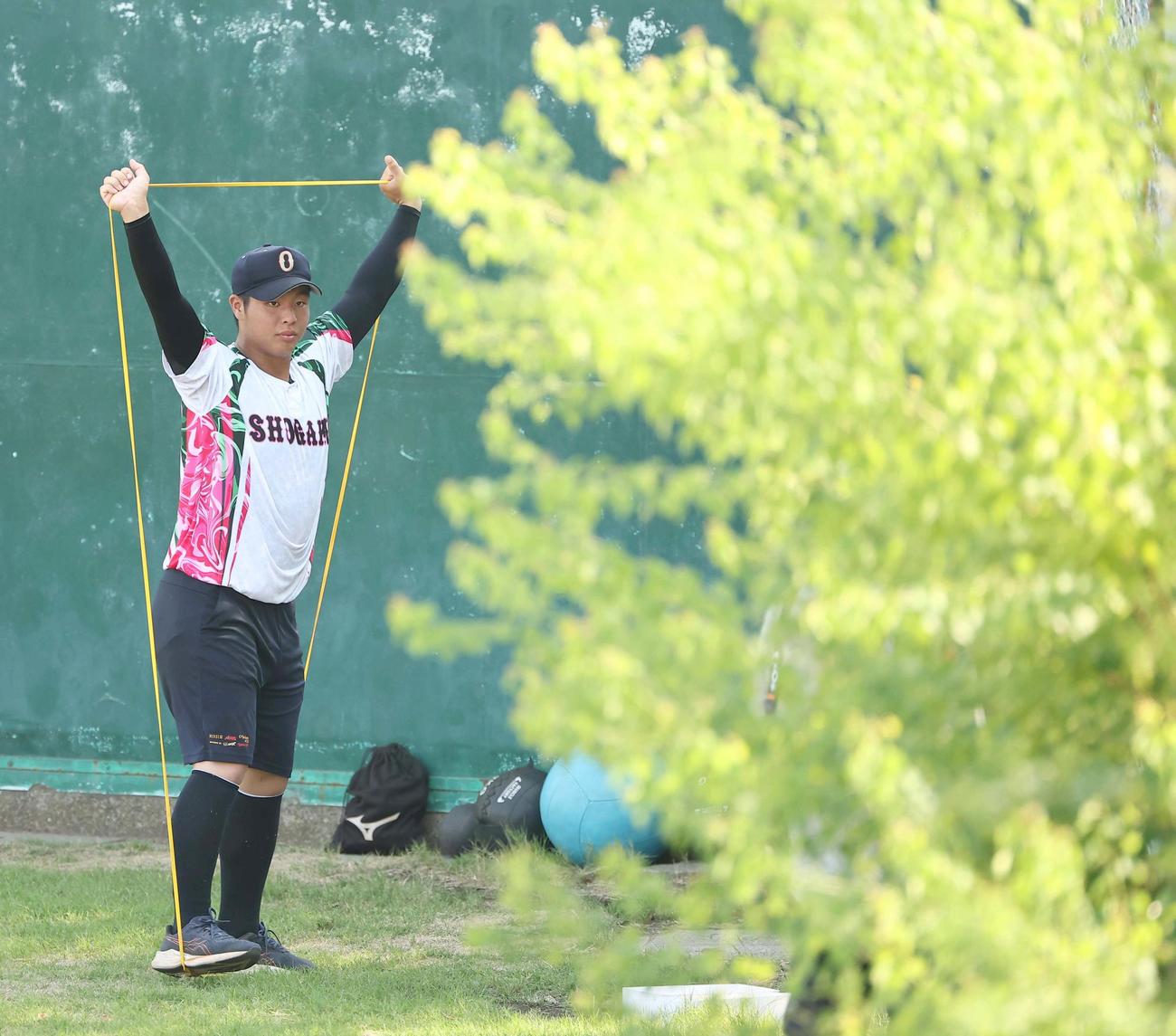 ゴムを使ってトレーニングをする沖縄尚学・末吉（撮影・上田博志）