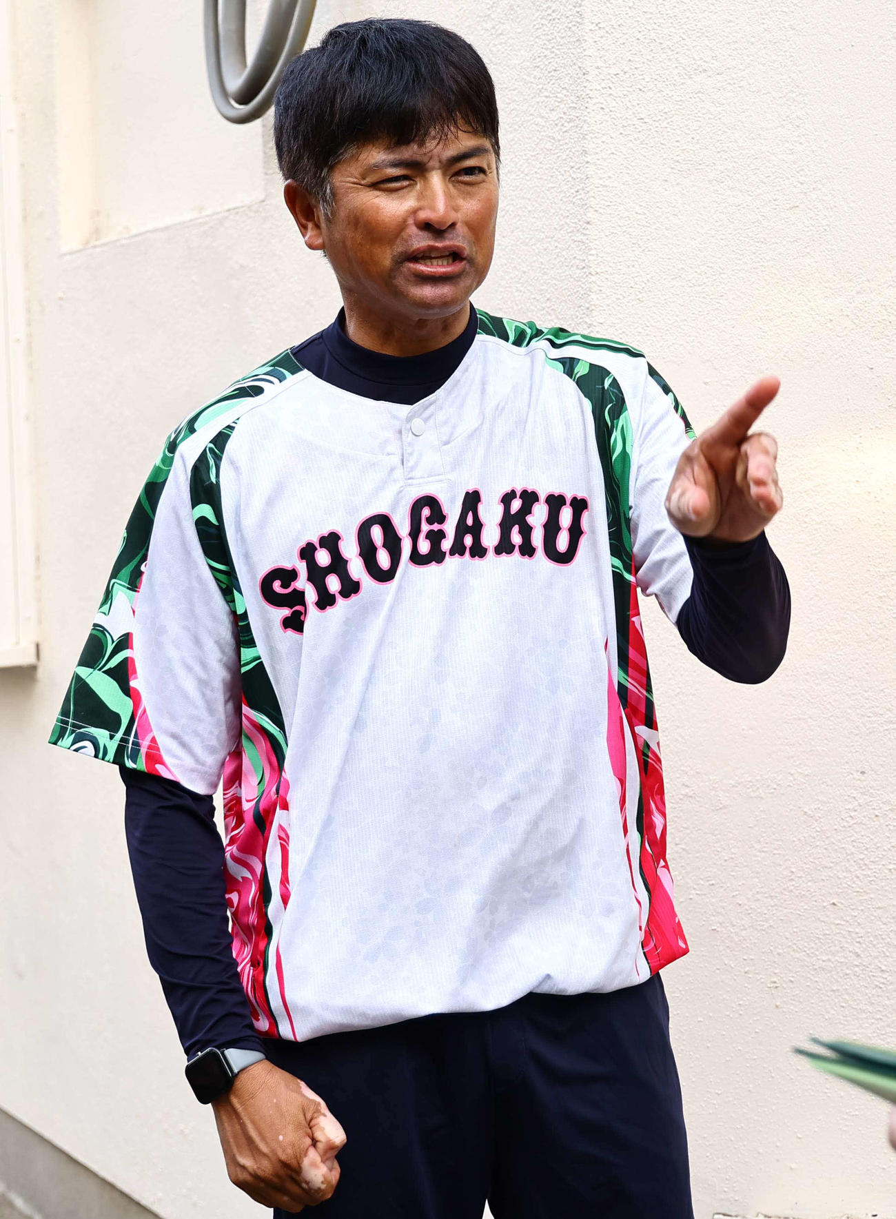 取材を受ける沖縄尚学・比嘉監督（撮影・上田博志）