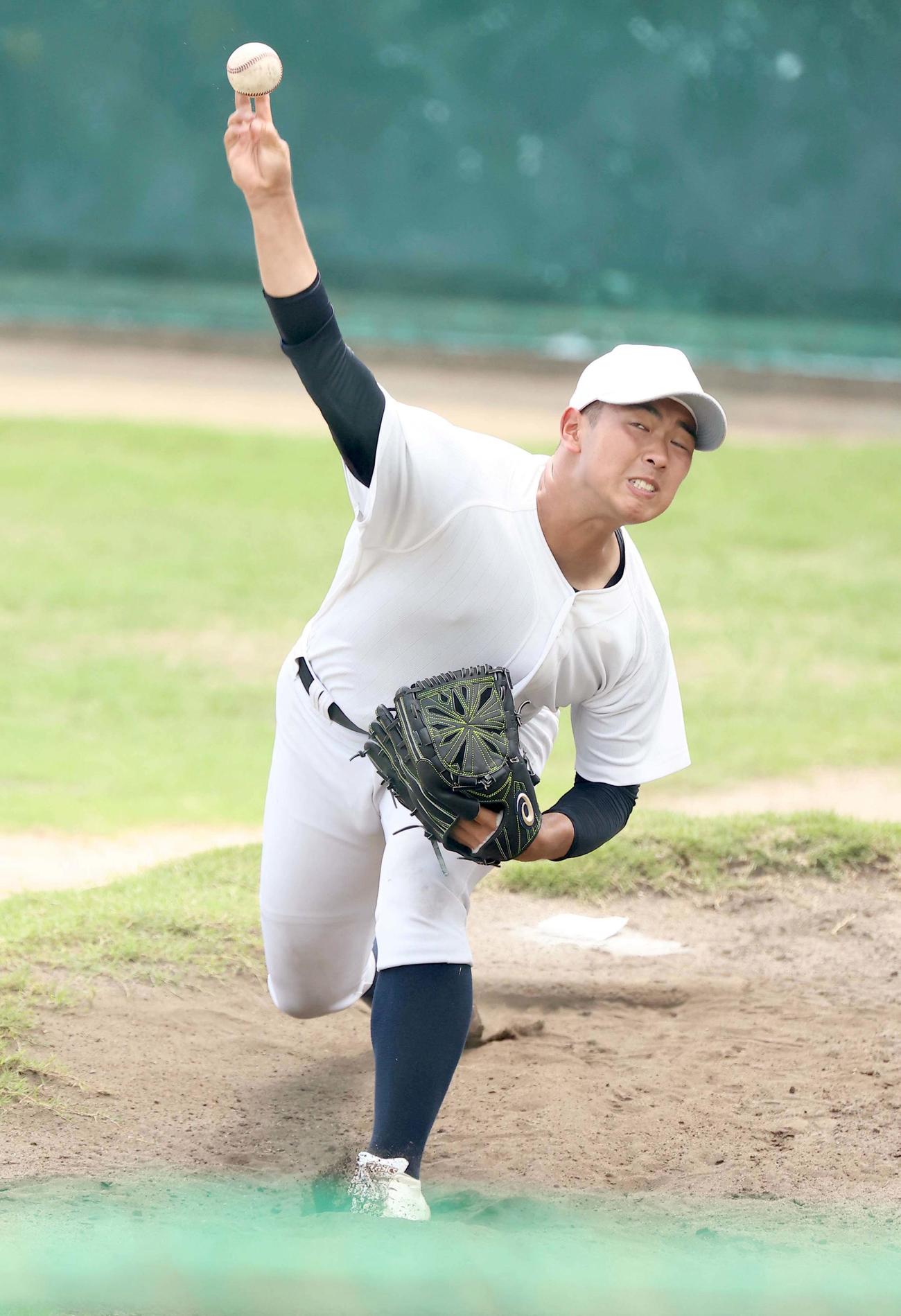 ブルペンで投球練習をする日大三エース近藤（撮影・上田博志）