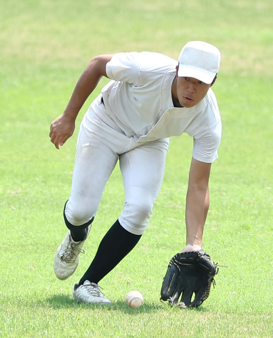 シートノックを受ける日大三・本間（撮影・上田博志）
