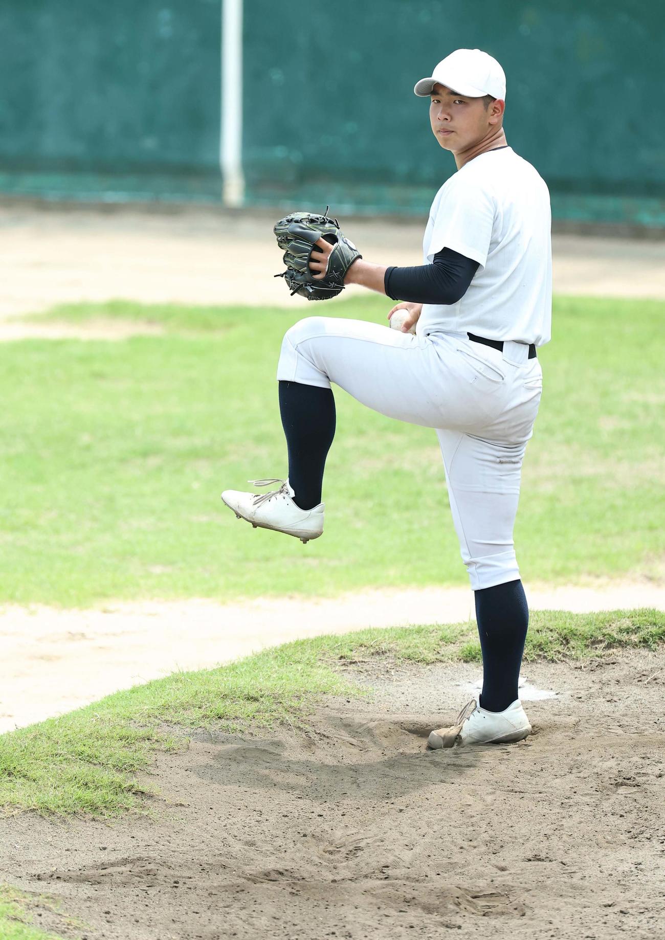 ブルペンで投球練習をする日大三エース近藤（撮影・上田博志）