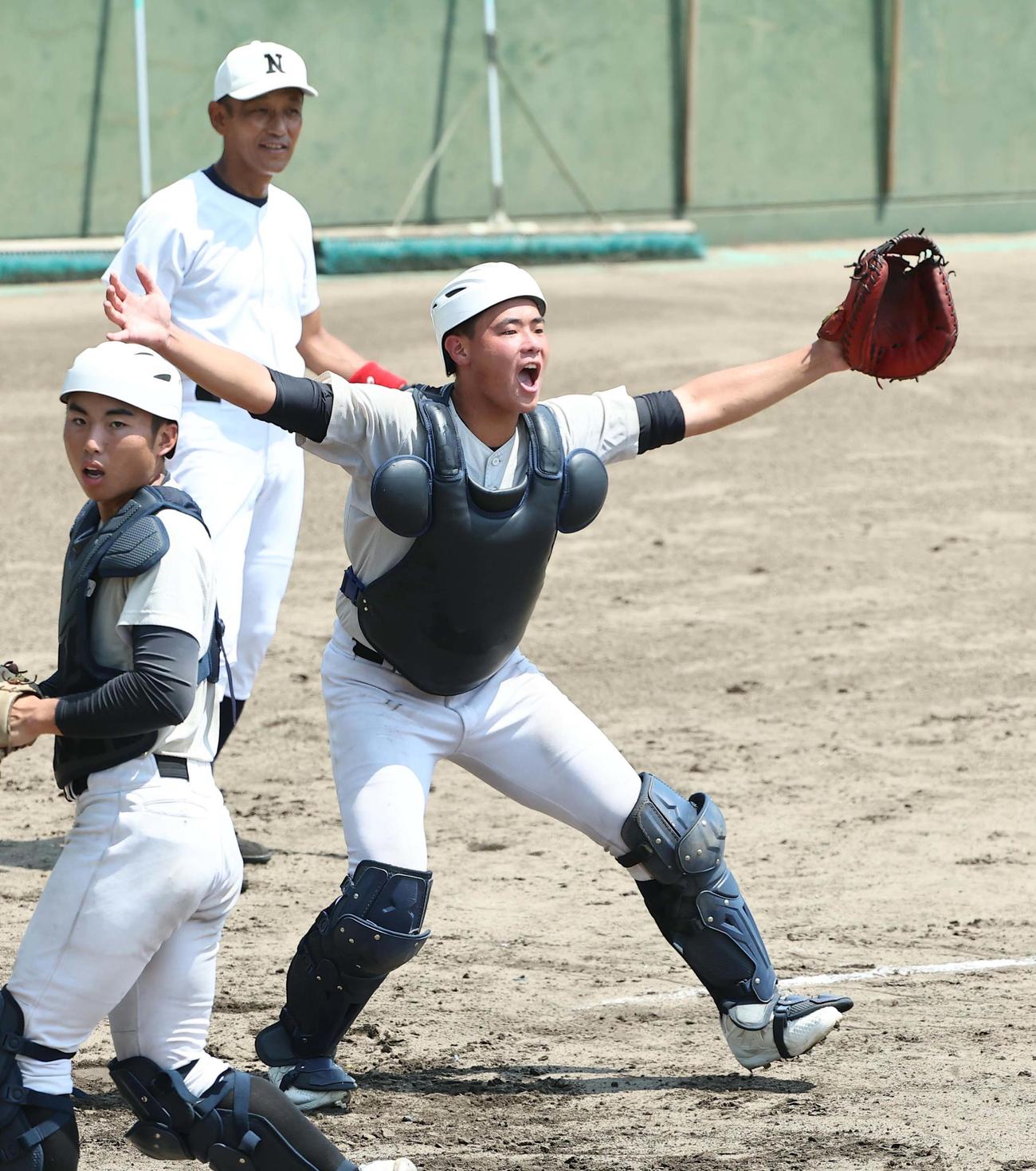 声を出しながら守備練習をする日大三・竹中（撮影・上田博志）