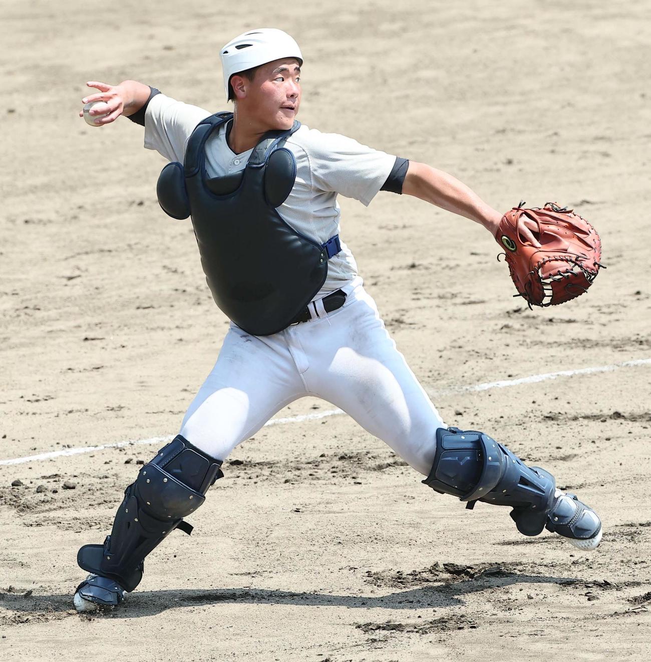 守備練習をする日大三・竹中（撮影・上田博志）