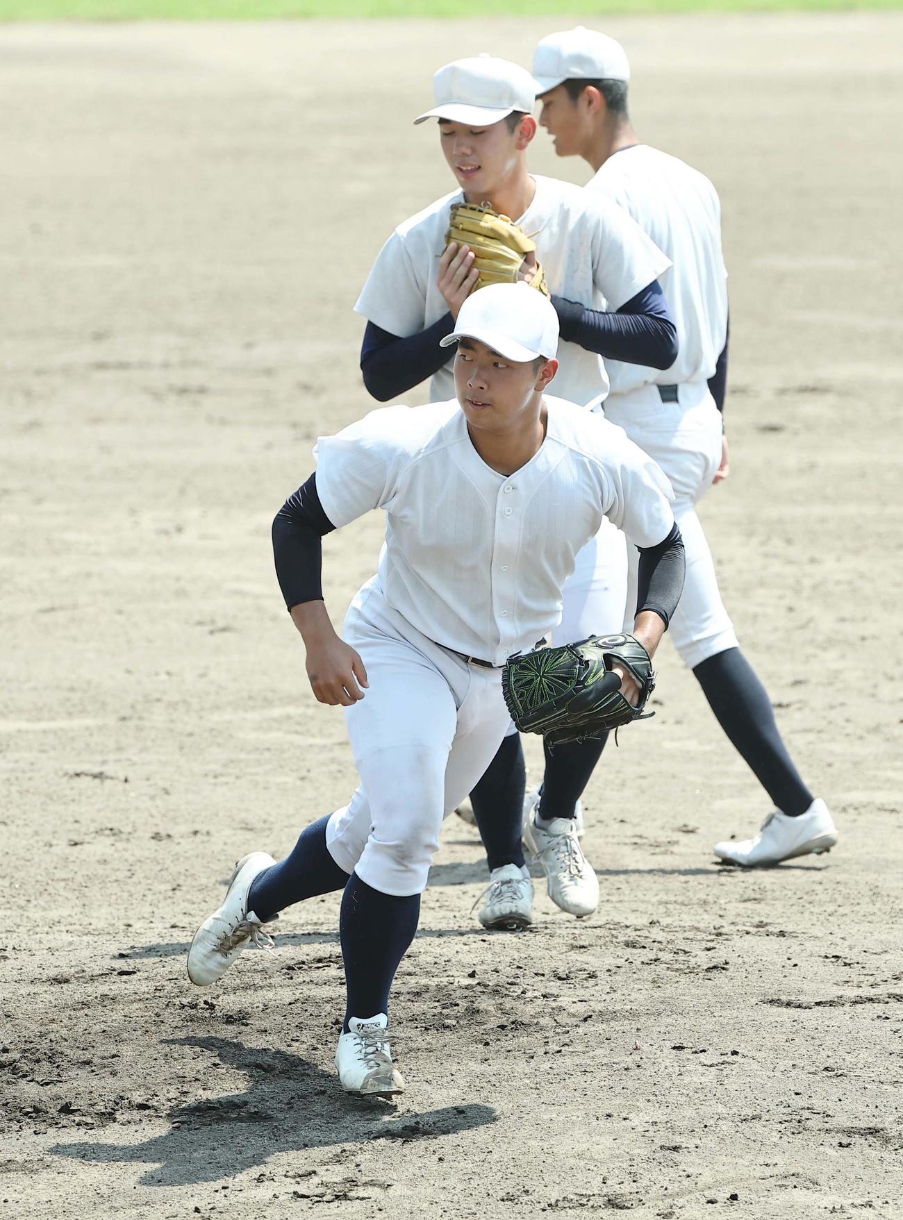 投内連携プレーの練習をする日大三エース近藤（撮影・上田博志）