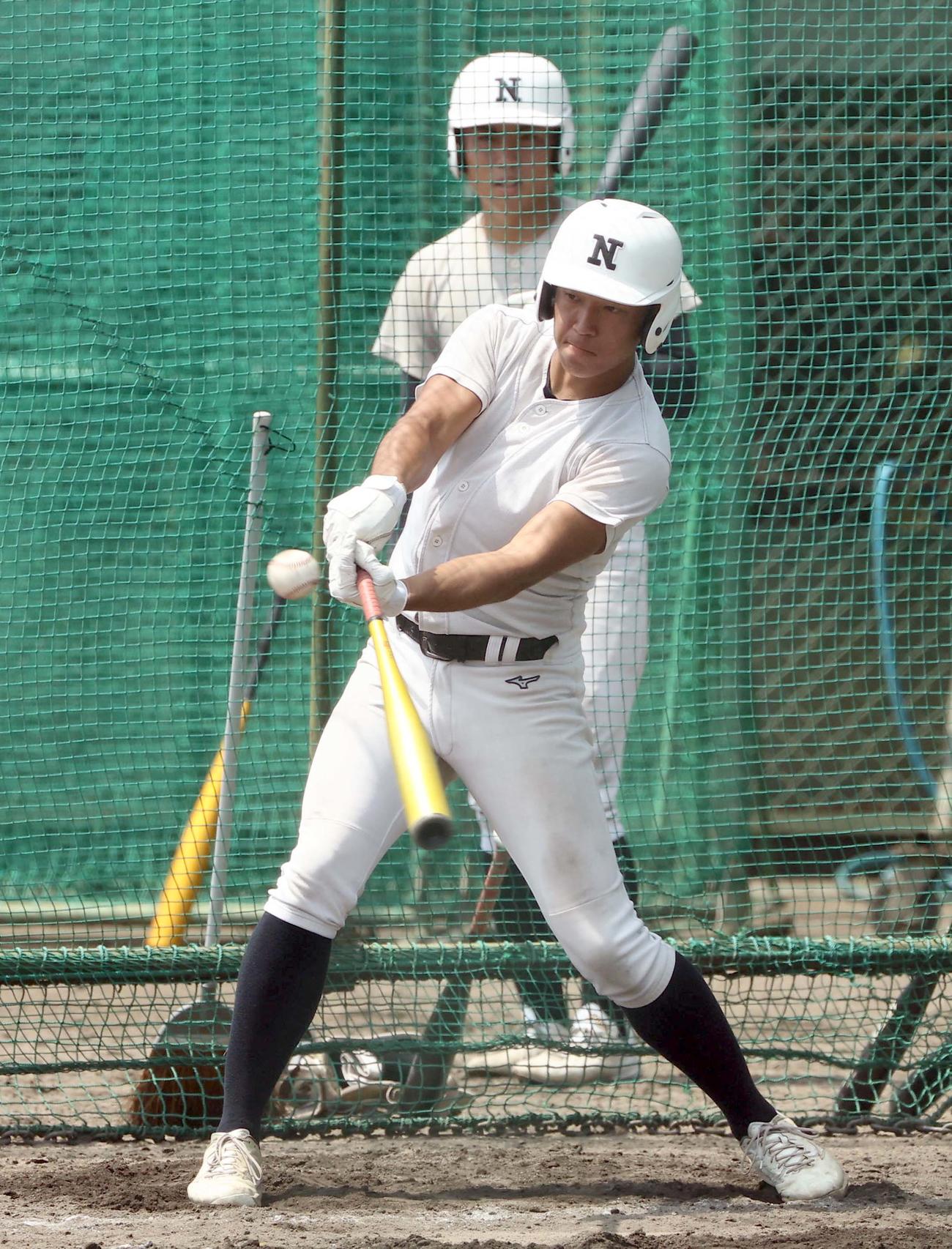 打撃練習をする日大三・本間（撮影・上田博志）