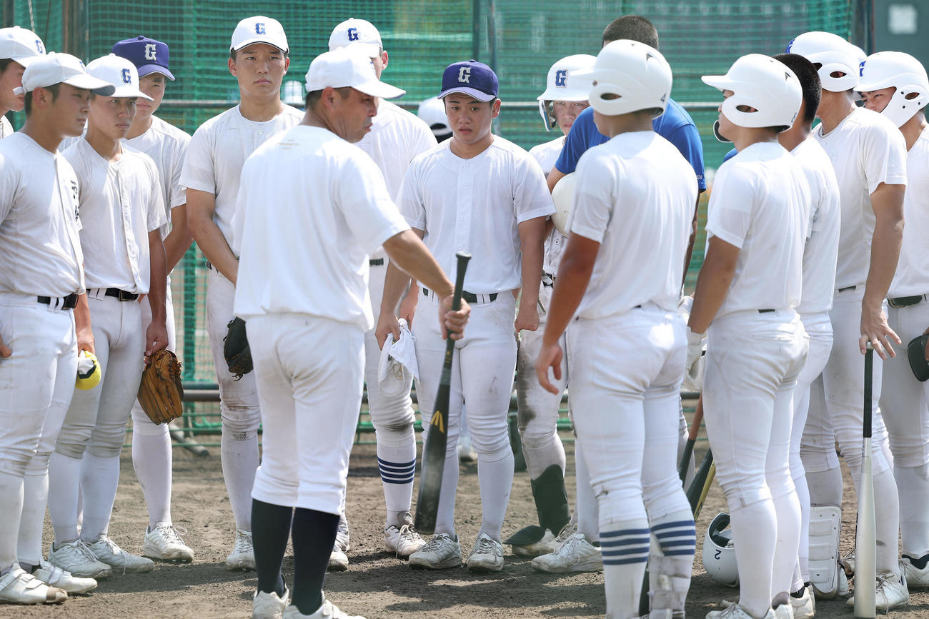 藤井監督（手前左）の話を聞く横山（中央）ら県岐阜商の選手たち（撮影・前田充）
