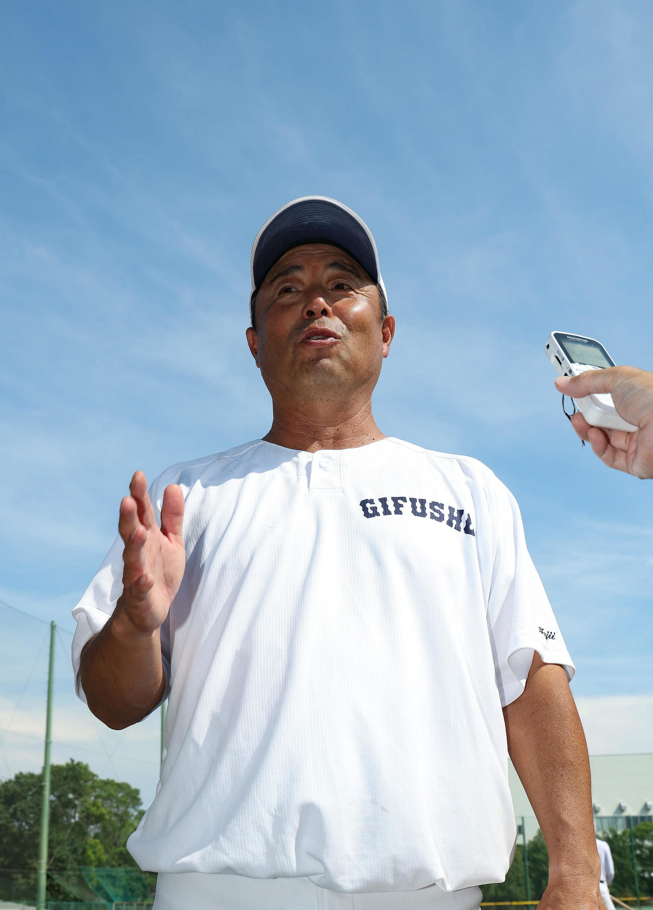 練習後、取材に応じる県岐阜商・藤井監督（撮影・前田充）