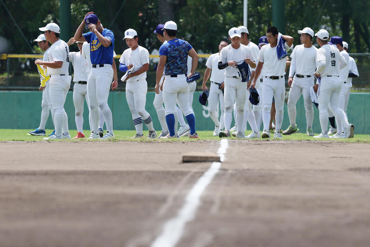 練習に臨む県岐阜商の選手たち（撮影・前田充）