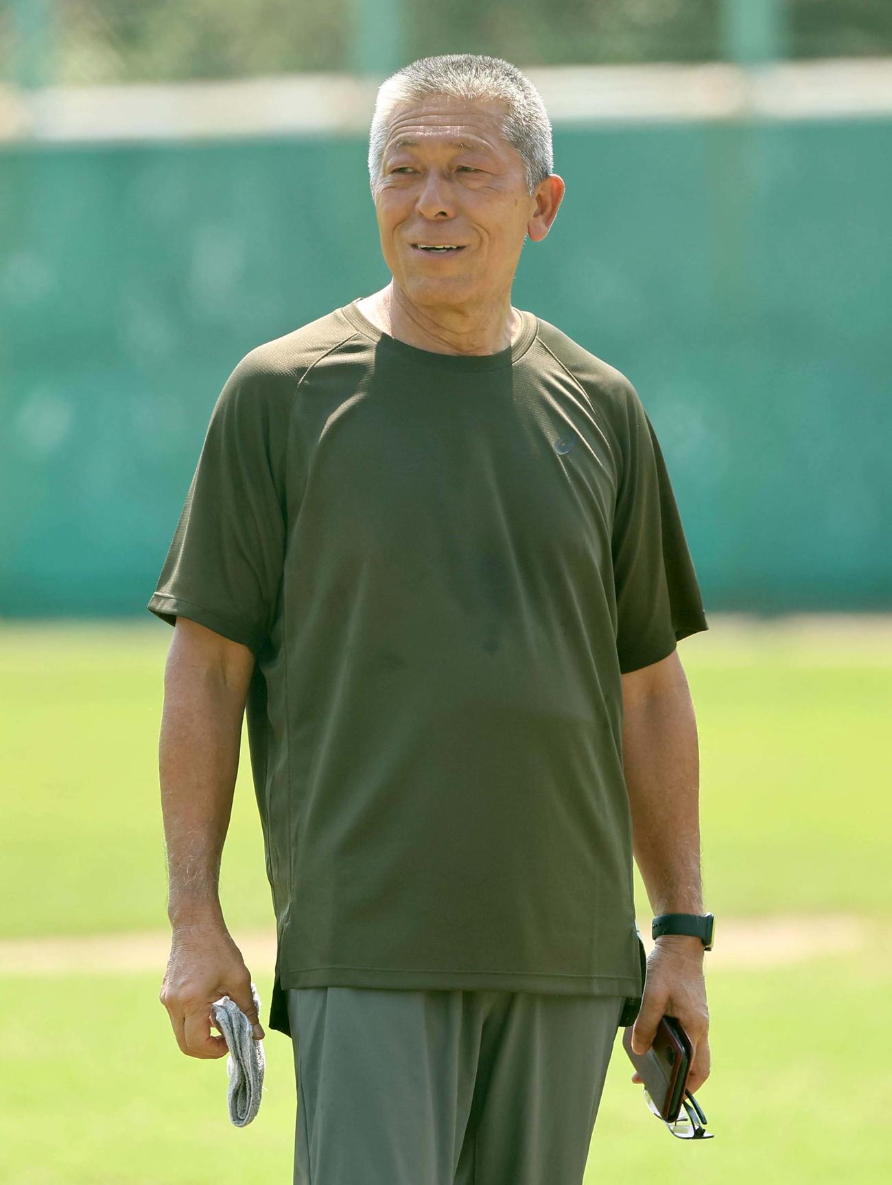 グラウンドで笑顔を見せる日大三・小倉前監督（撮影・上田博志）