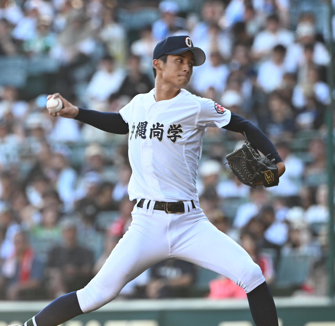 沖縄尚学対東洋大姫路　先発する沖縄尚学・新垣有（撮影・和賀正仁）