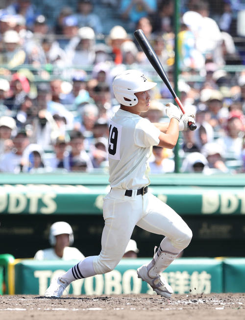 日大三対関東第一　4回表日大三1死一、三塁、代打豊泉は先制の左前適時打を放つ（撮影・白石智彦）