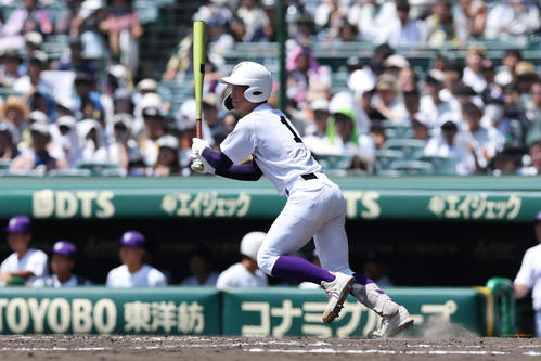 日大三対関東第一　5回裏関東第一2死二塁、右前適時打を放つ坂本（撮影・前田充）