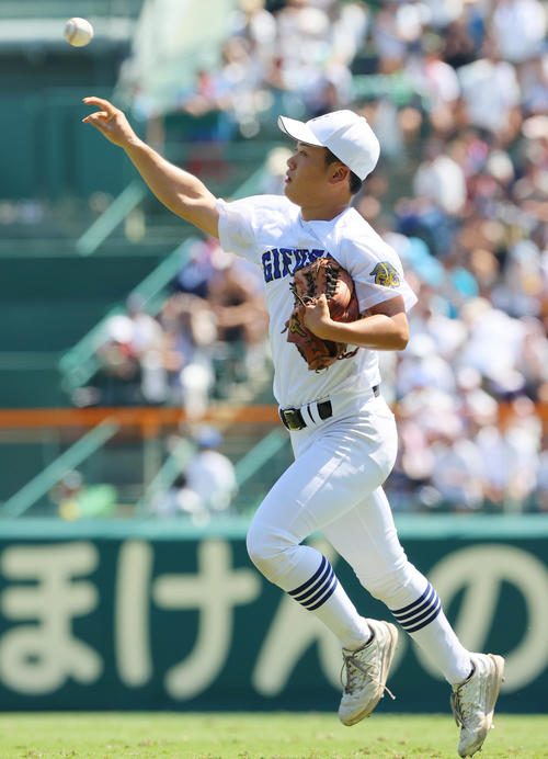 横浜対県岐阜商　1回表横浜2死二塁、右翼手横山は奥村頼の打球を好捕する（撮影・上山淳一）