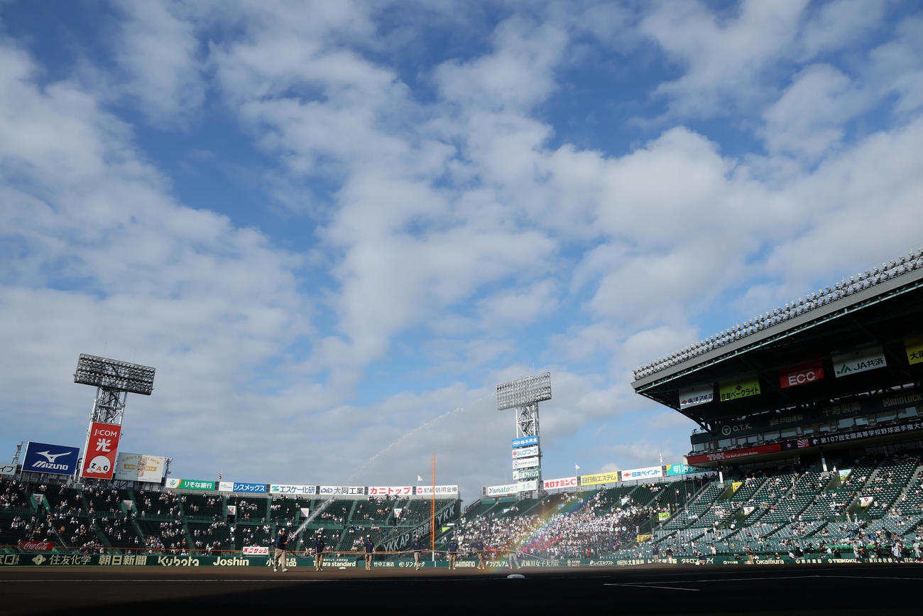 京都国際対山梨学院　準々決勝の開始を待つ甲子園球場（撮影・前田充）