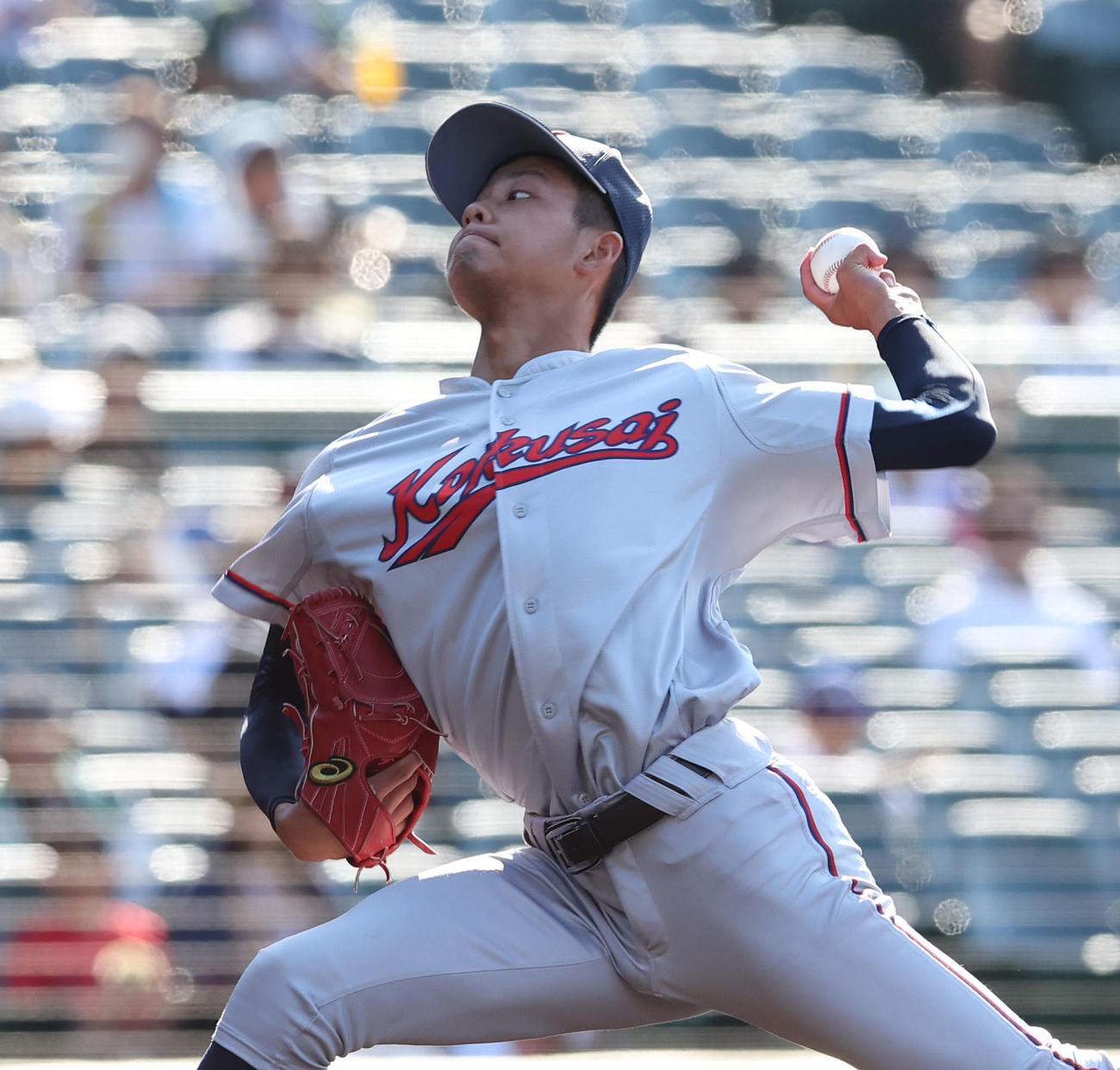 山梨学院戦に先発する京都国際・西村（撮影・白石智彦）
