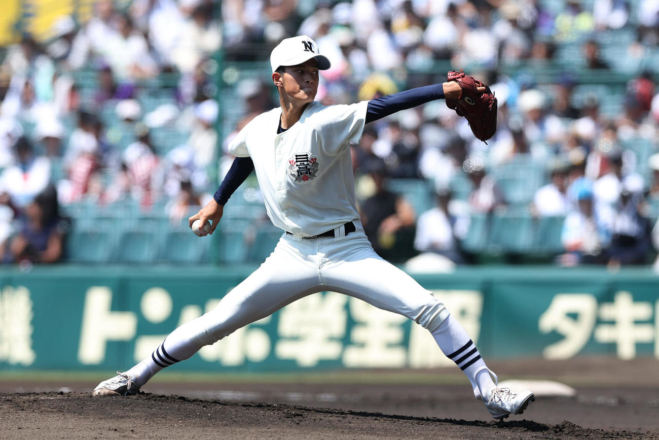 日大三対関東第一　力投する日大三先発の山口（撮影・前田充）