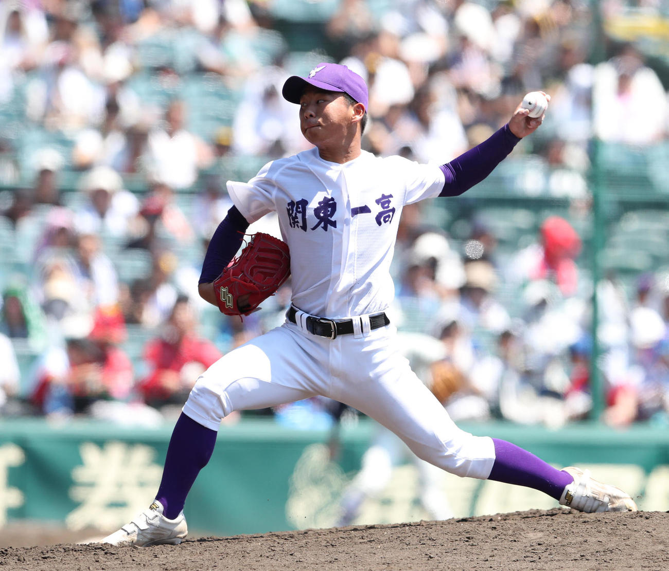 日大三戦に2番手で力投する関東第一・松沢（撮影・白石智彦）