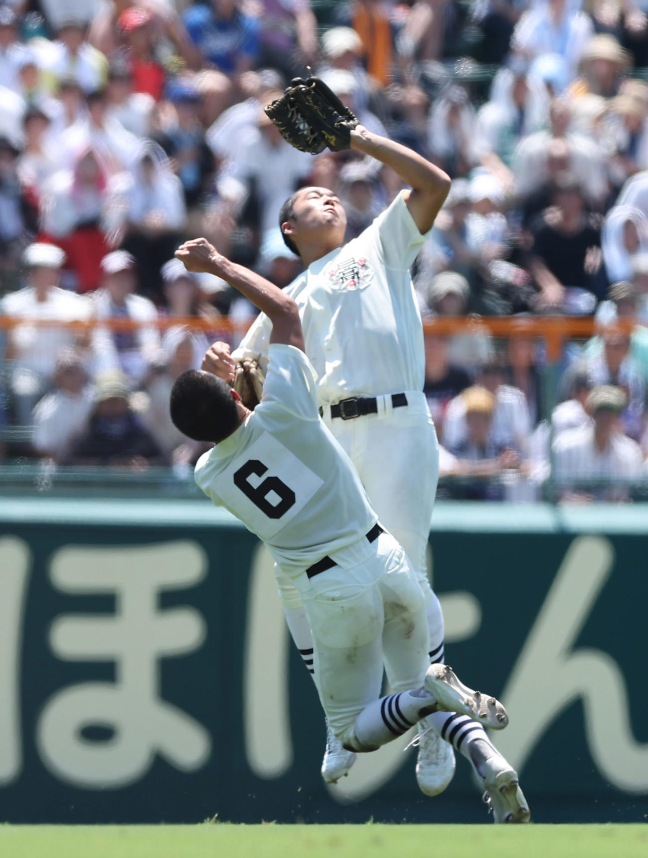 日大三対関東第一　7回裏関東第一1死、大沢の飛球を追い、遊撃手松岡（手前）と交錯しながら捕球する中堅手本間（撮影・前田充）