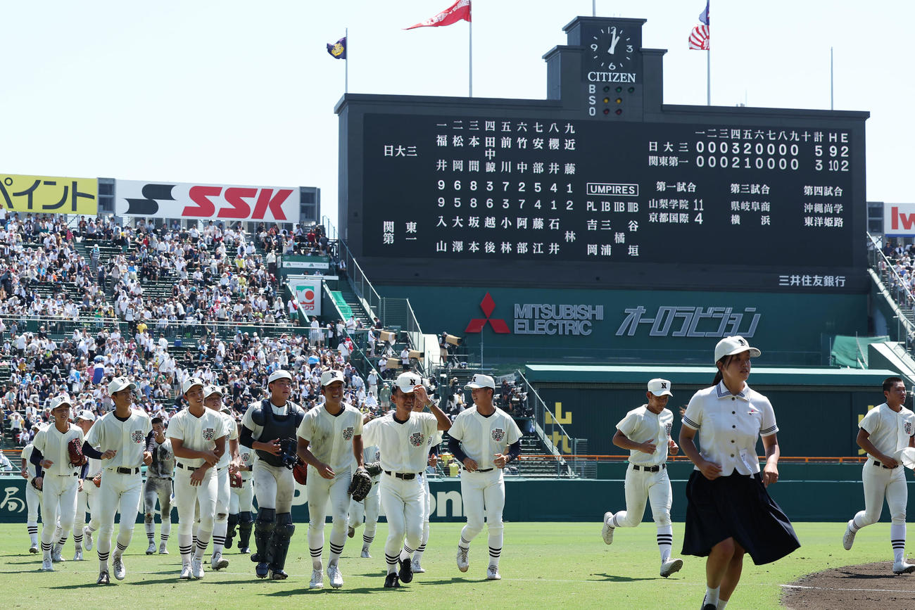 日大三対関東第一　関東第一を破って東京勢対決を制した日大三の選手たち（撮影・前田充）