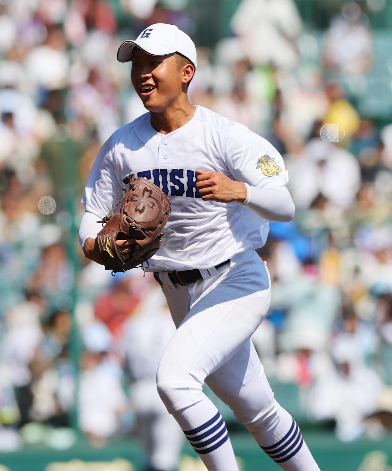 横浜対県岐阜商　5回表、渡辺大は三者凡退に終え笑顔でベンチに戻る（撮影・上山淳一）