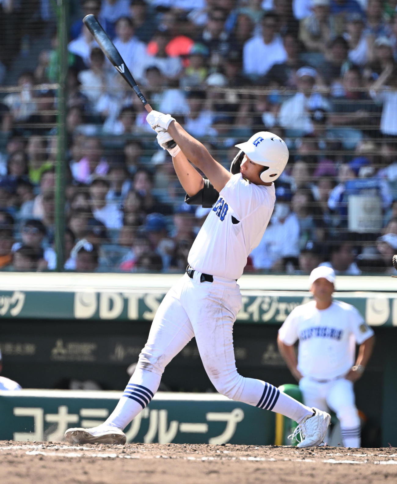 横浜対県岐阜商　5回裏県岐阜商1死一、三塁、右翼に適時二塁打を放つ坂口（撮影・和賀正仁）