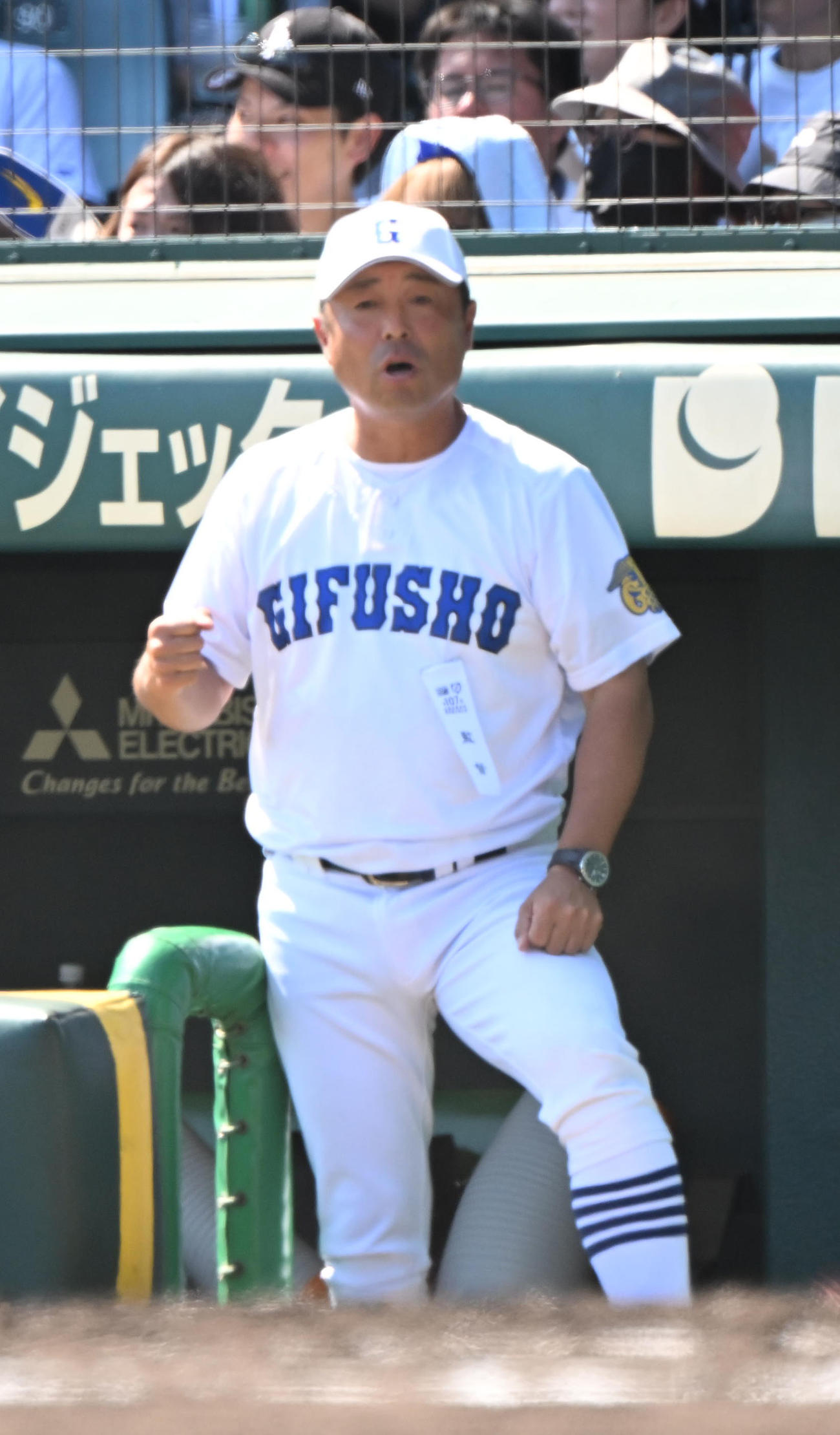 横浜対県岐阜商　4回、ベンチから指揮を執る県岐阜商・藤井監督（撮影・和賀正仁）
