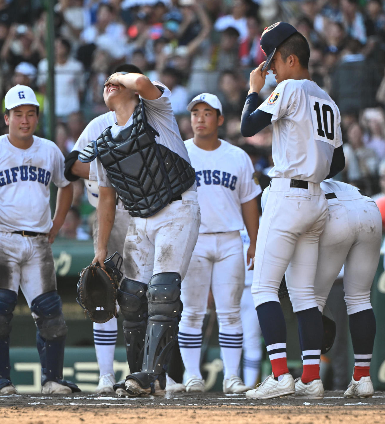 横浜対県岐阜商　県岐阜商にサヨナラ負けを喫し、帽子で顔をおおう横浜・織田（右）（撮影・和賀正仁）