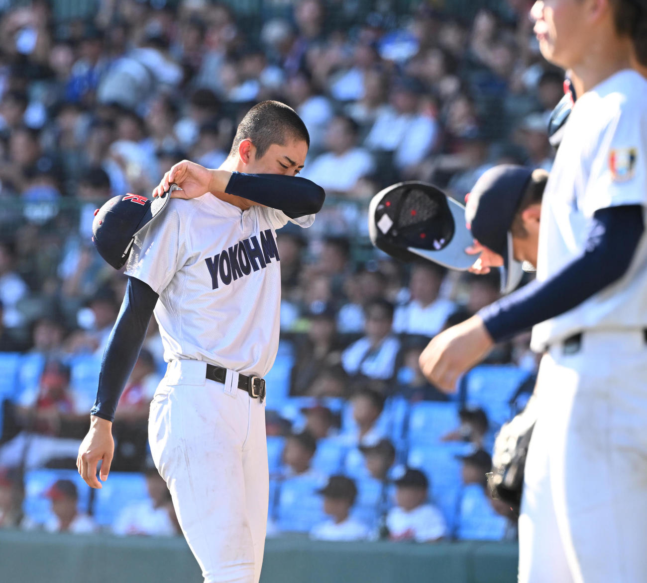 横浜対県岐阜商　県岐阜商にサヨナラ負けを喫し、涙をぬぐう横浜・織田（左）（撮影・和賀正仁）