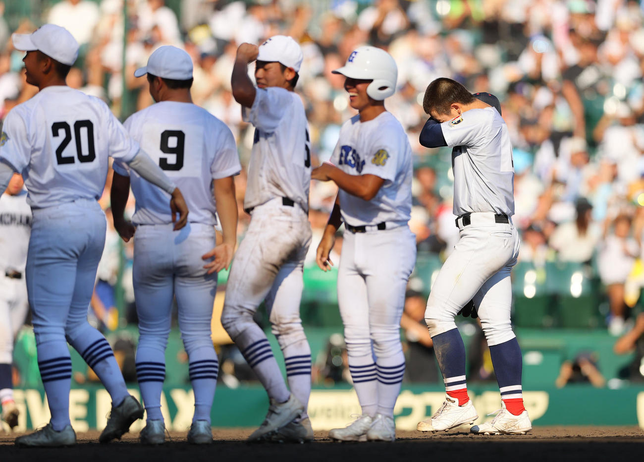 横浜対県岐阜商　タイブレーク11回裏、横浜エース奥村頼（右）はサヨナラ負けでガックリする（撮影・上山淳一）