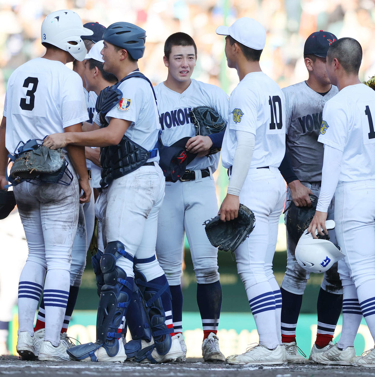 横浜対県岐阜商　サヨナラで敗れた横浜エース奥村頼（中央）は試合後、県岐阜商ナインと健闘をたたえ合う（撮影・上山淳一）
