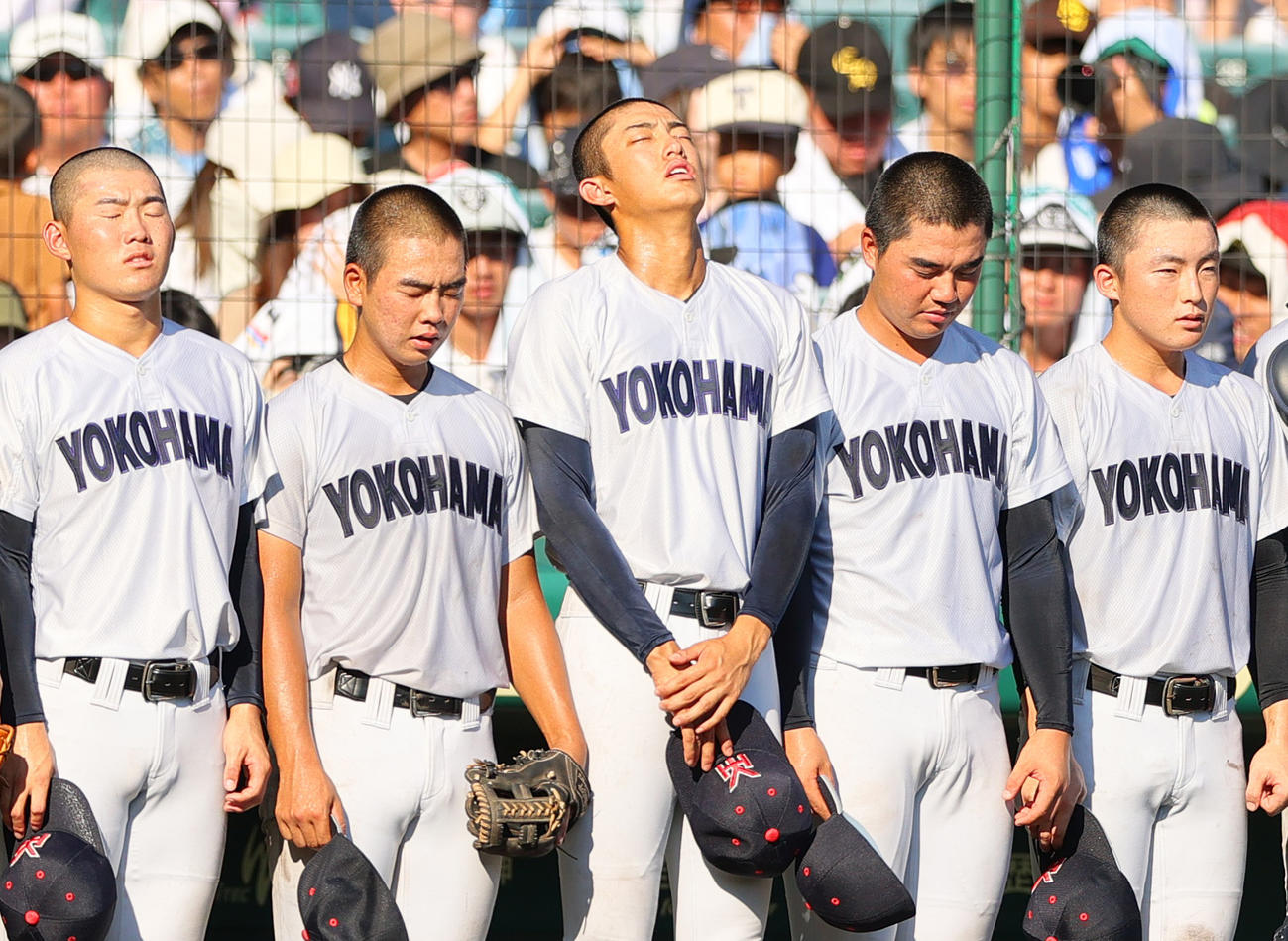 横浜対県岐阜商　県岐阜商に敗れ、涙を流す横浜の織田（中央）（撮影・上山淳一）