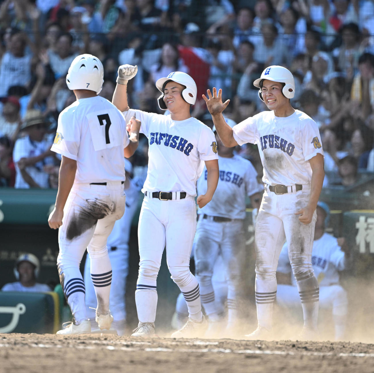 横浜対県岐阜商　10回裏県岐阜商無死満塁、小鎗の中越え同点の適時二塁打に喜ぶ県岐阜商（撮影・和賀正仁）