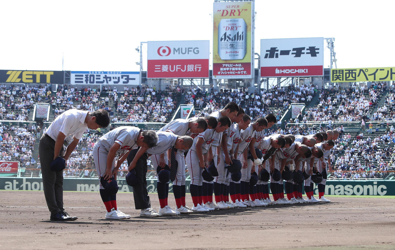 京都国際対山梨学院　山梨学院に敗れて応援席に一礼する京都国際ナイン（撮影・白石智彦）
