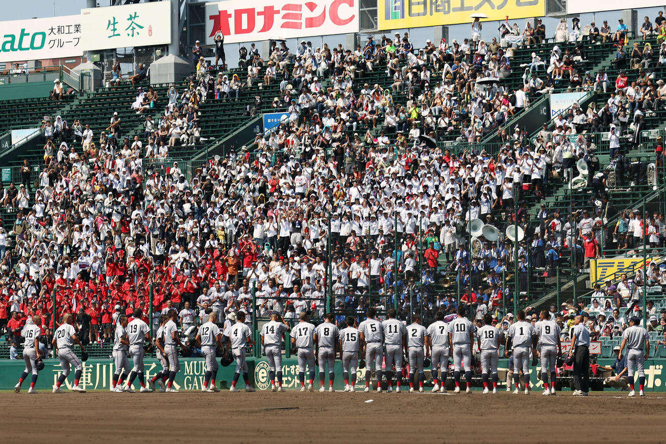 京都国際対山梨学院　山梨学院に敗れ、応援団にあいさつする京都国際の選手たち（撮影・前田充）
