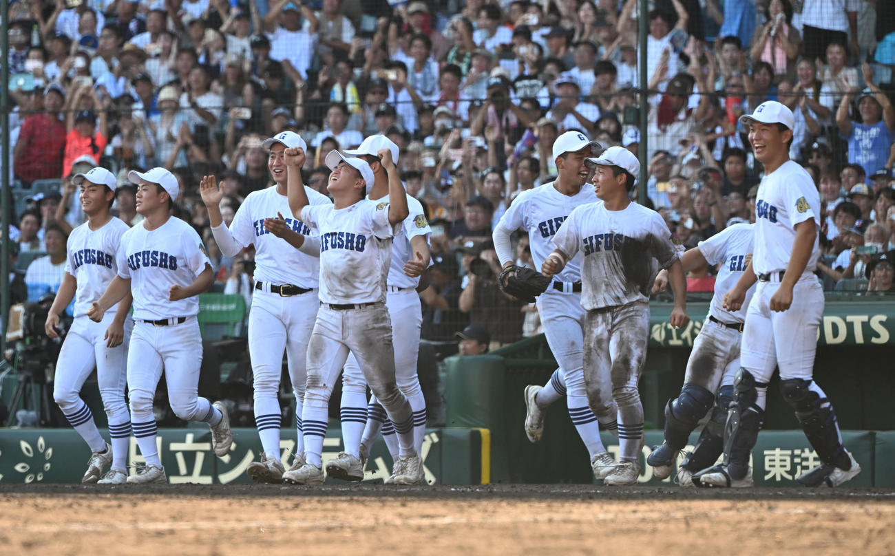 横浜対県岐阜商　11回裏県岐阜商2死一、三塁、坂口のサヨナラ打で勝利し喜ぶ県岐阜商ナイン（撮影・和賀正仁）