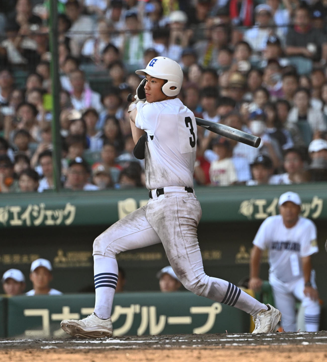 横浜対県岐阜商　11回裏県岐阜商2死一、三塁、左前にサヨナラ適時打を放つ坂口（撮影・和賀正仁）