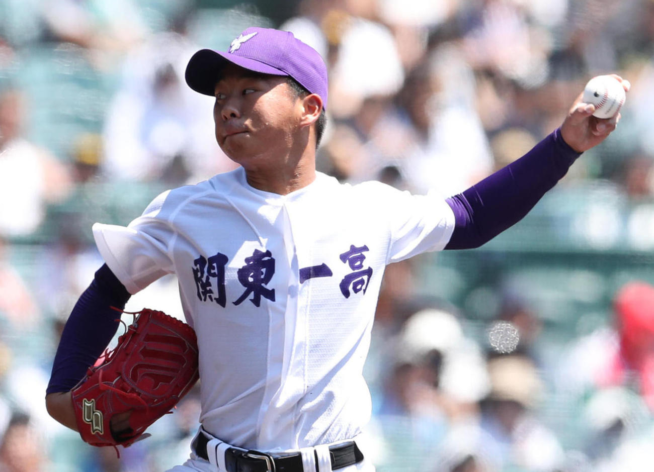 日大三戦に2番手で力投する関東第一・松沢（撮影・白石智彦）