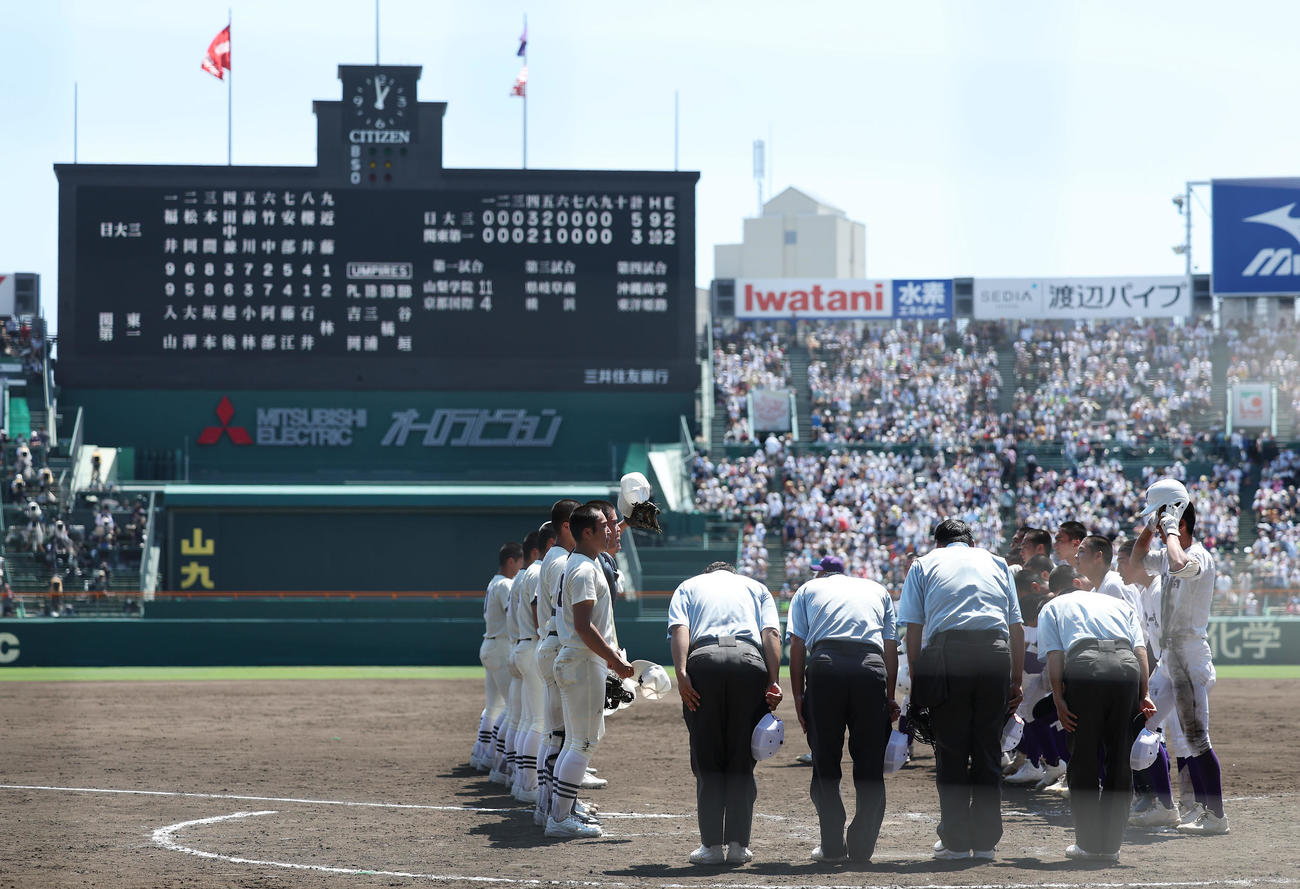 日大三対関東第一　日大三（左）が関東第一を破って東京勢対決を制し、あいさつを交わす両チームの選手たち（撮影・前田充）