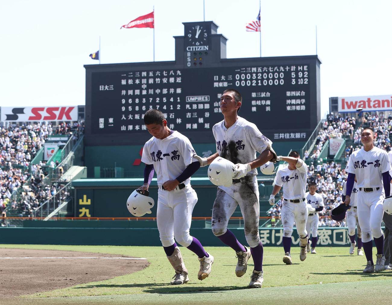日大三対関東第一　日大三に敗れてうつむき引き揚げる関東第一・坂本（左）と越後（撮影・白石智彦）