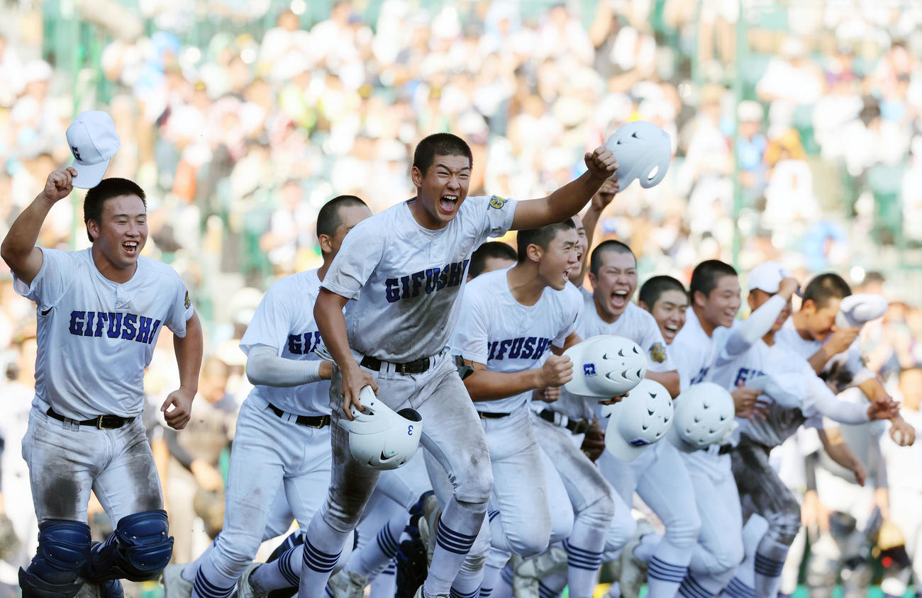横浜対県岐阜商　横浜に勝利し、スタンドの応援団の元へ駆け出す県岐阜商ナイン（撮影・上山淳一）