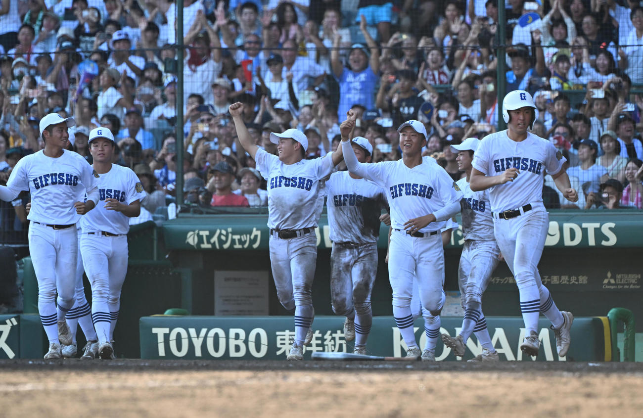 横浜対県岐阜商　11回裏県岐阜商2死一、三塁、坂口のサヨナラ打で勝利し喜ぶ県岐阜商ナイン（撮影・和賀正仁）