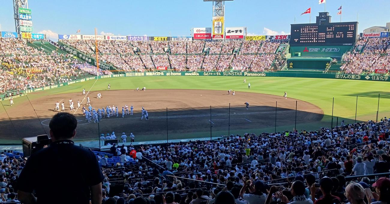 横浜対県岐阜商　11回裏、サヨナラ勝ちに歓喜する県岐阜商ナインと泣き崩れる横浜ナイン（撮影・宮崎幸一)＝2025年8月19日、甲子園球場