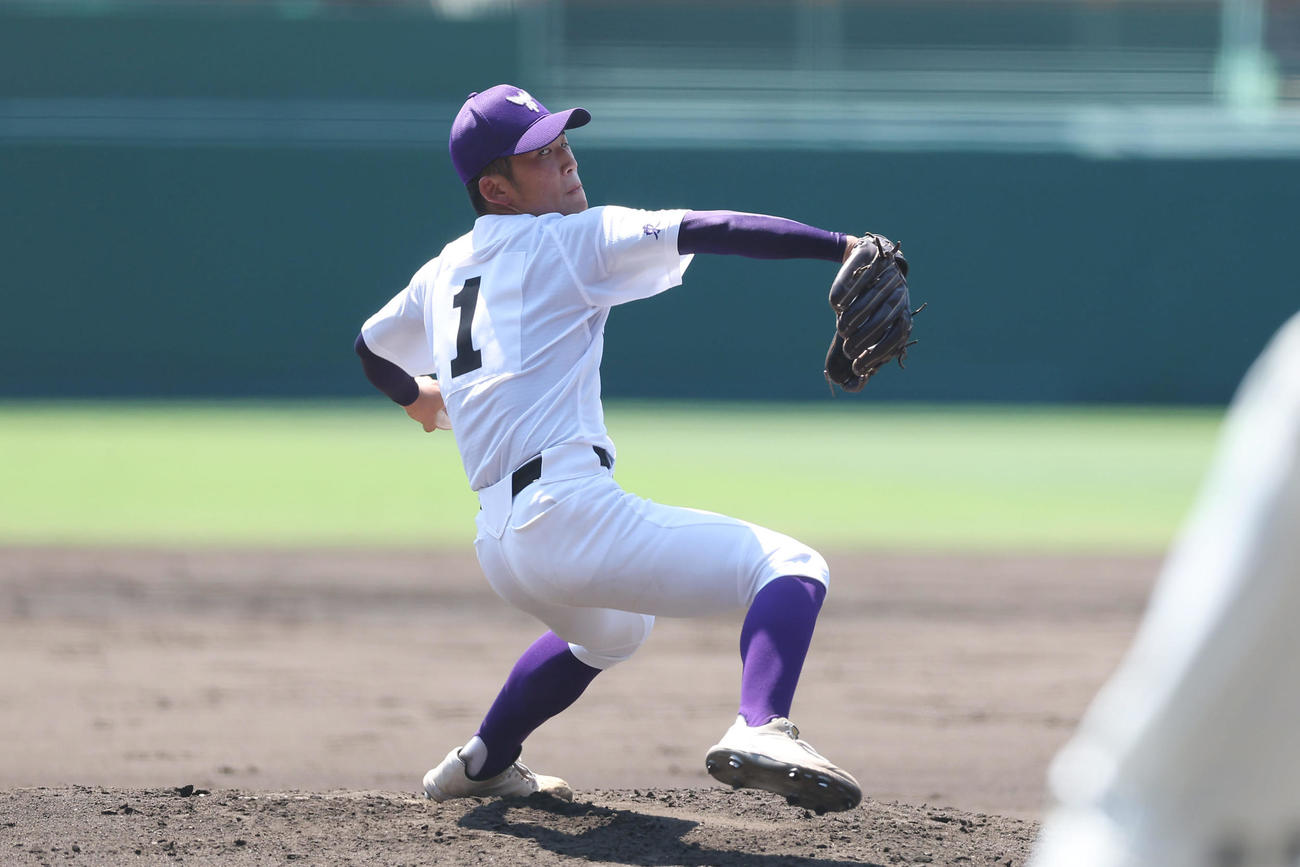 日大三対関東第一　力投する関東第一先発の坂本（撮影・前田充）