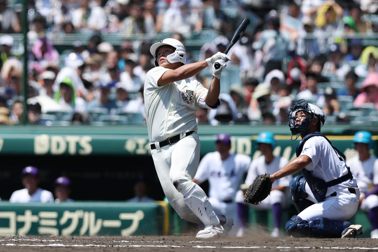 日大三対関東第一　5回表日大三2死、左越え本塁打を放つ田中諒（撮影・前田充）