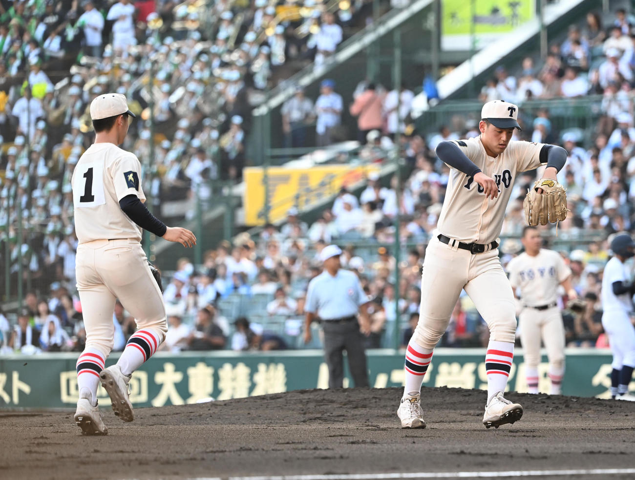 沖縄尚学対東洋大姫路　2回、無死満塁のピンチを迎え降板する東洋大姫路・阪下（撮影・和賀正仁）