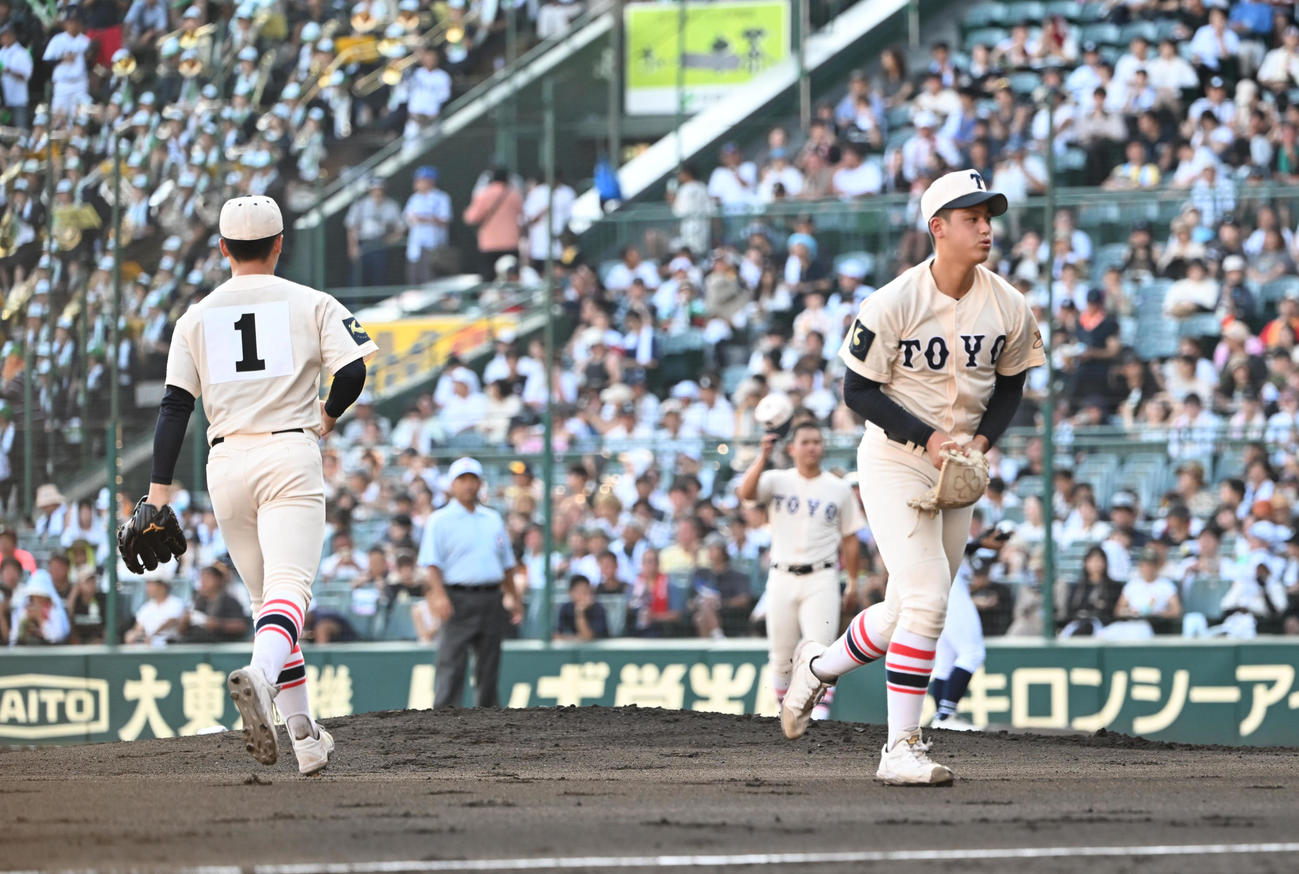 沖縄尚学対東洋大姫路　2回、無死満塁のピンチを迎え降板する東洋大姫路・阪下（撮影・和賀正仁）
