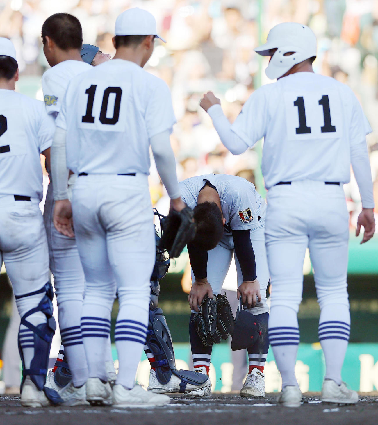 横浜対県岐阜商　タイブレーク11回裏、横浜エース奥村頼（中央）はサヨナラ負けでガックリする（撮影・上山淳一）