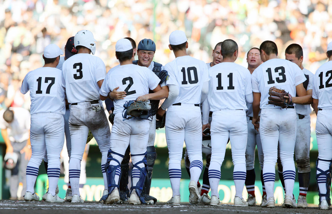 横浜対県岐阜商　試合後、互いの健闘をたたえ合う選手ら（撮影・上山淳一）