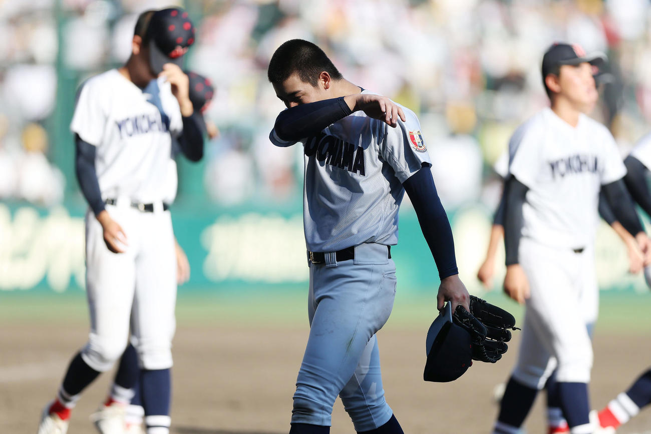 横浜対県岐阜商　11回裏県岐阜商2死一、三塁、坂口にサヨナラ打を許した横浜・奥村頼（中央）（撮影・前田充）